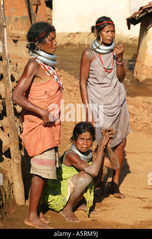 Gadaba primitive femmes portant des bijoux traditionnels dans leur village isolé dans le sud de l'Inde Orissa Koraput Banque D'Images