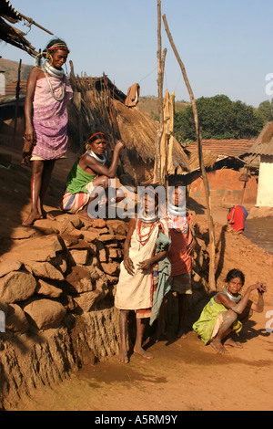 Gadaba primitive femmes portant des bijoux traditionnels dans leur village isolé dans le sud de l'Inde Orissa Koraput Banque D'Images