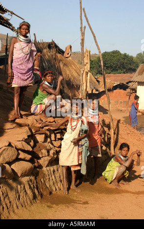 Gadaba primitive femmes portant des bijoux traditionnels dans leur village isolé dans le sud de l'Inde Orissa Koraput Banque D'Images