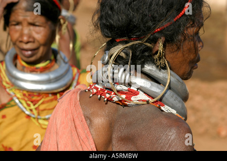 Gadaba primitive femme portant des bijoux traditionnels dans son village dans le sud de l'Inde Orissa Koraput Banque D'Images