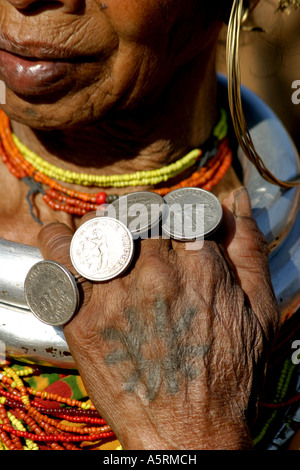 Gadaba primitive man argent 1947 l'indépendance de l'Inde du rupees indien comme bagues tribales traditionnelles Banque D'Images