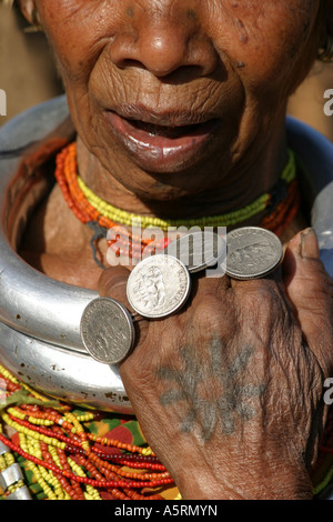 Gadaba primitive man argent 1947 l'indépendance de l'Inde du rupees indien comme bagues tribales traditionnelles Banque D'Images