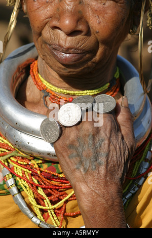 Gadaba primitive man argent 1947 l'indépendance de l'Inde du rupees indien comme bagues tribales traditionnelles Banque D'Images