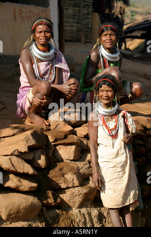 Gadaba primitive femmes portant des bijoux traditionnels dans leur village isolé dans le sud de l'Inde Orissa Koraput Banque D'Images