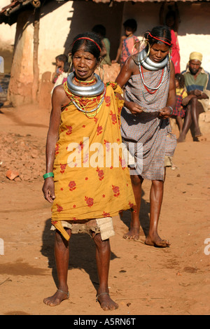 Gadaba primitive femmes portant des bijoux traditionnels dans son village dans le sud de l'Inde Orissa Koraput Banque D'Images