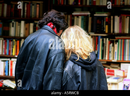 Couple à la recherche d'un kiosque Banque D'Images