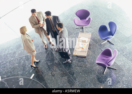 Des collègues de l'article dans le hall, high angle view Banque D'Images