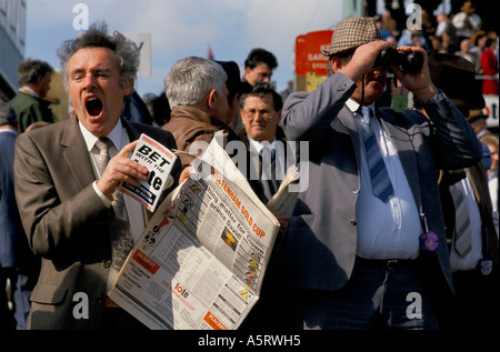 Représentant des bookmakers les spectateurs et joueurs à la Cheltenham Gold Cup Banque D'Images