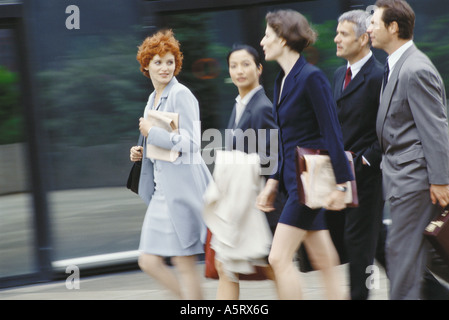 Groupe des cadres d'affaires marche, blurred motion Banque D'Images