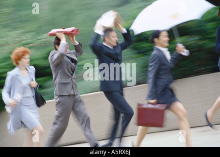 Groupe des cadres d'affaires un peu vite la pluie Banque D'Images