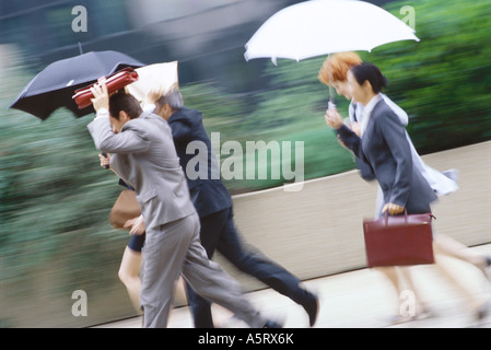 Groupe des cadres d'affaires un peu vite la pluie Banque D'Images