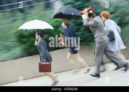 Groupe des cadres d'affaires un peu vite la pluie Banque D'Images