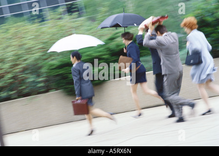 Groupe des cadres d'affaires un peu vite la pluie Banque D'Images