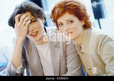 Businesswomen talking, close-up Banque D'Images
