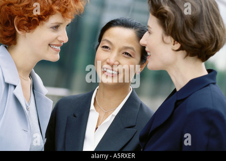 Trois businesswoman talking Banque D'Images