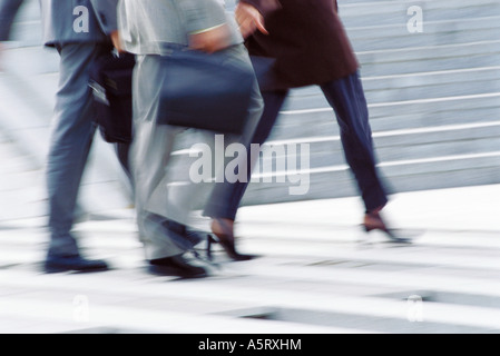 Businesspeople crossing street, low section Banque D'Images