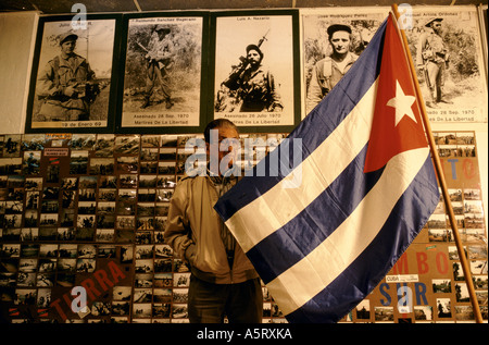 Communauté des exilés cubains de Miami ANDRES NAZARIO SECRÉTAIRE GÉNÉRAL DE ALPHA 66 Le drapeau national cubain Banque D'Images