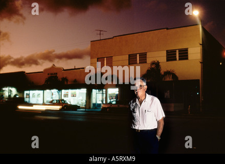 Communauté des exilés cubains de Miami UN VIEIL HOMME EN FACE D'UN MAGASIN DE MEUBLES AU CRÉPUSCULE DANS LA PETITE HAVANE Banque D'Images