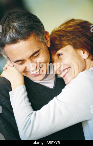 Couple, tête de la femme sur l'épaule de l'homme Banque D'Images