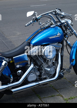 Electric Blue custom chopper Harley Davidson garée sur le bord de la route Banque D'Images