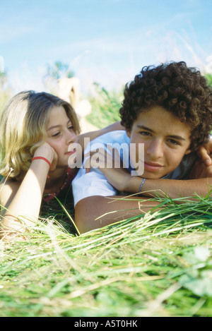 Boy and girl lying in grass Banque D'Images