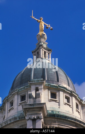 La figure de la Justice au sommet d'Old Bailey Law Court Londres Angleterre Royaume-uni GB EU Europe Banque D'Images
