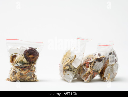 Sacs de plastique transparent contenant Chinese herbal tea mix Banque D'Images