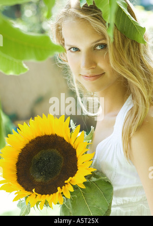 Woman holding sunflower Banque D'Images