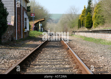 Une vue le long des voies de chemin de fer unique à Llangunllo gare. Powys. Le Pays de Galles. UK. Banque D'Images