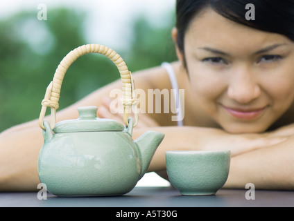 Femme avec théière et tasse Banque D'Images