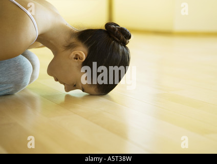 Cours de Yoga, femme pose de childs Banque D'Images