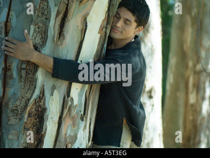 Man hugging tree Banque D'Images