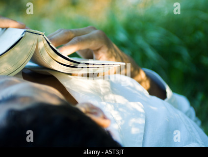 Man sleeping avec livre sur la poitrine, close-up Banque D'Images