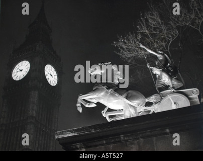 La nuit photo de Statue de Boadicée avec Big Ben derrière Londres Grande Bretagne vers 1960 Banque D'Images