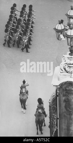 Sa Majesté la Reine Elizabeth II se saluer au palais de Buckingham en mars après avoir passé les gardes Parade la couleur vers 1962 Banque D'Images