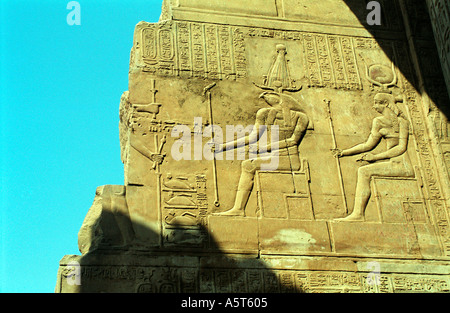 Sculptures en Intrrciarte sur un plafond en ruine du temple de Kom Ombo Égypte Banque D'Images