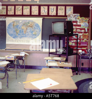 Classe élémentaire intérieur avec carte sur tableau noir sans enfants à Lantzville école Vancouver Island British Columbia Canada Kathy DEWITT Banque D'Images