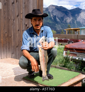 Une des premières nations Salish de l'homme tenant des poissons saumon fraîchement pêché à Lillooet British Columbia Canada Amérique du Nord KATHY DEWITT Banque D'Images