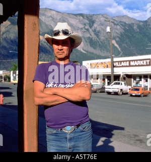 Un autochtone canadien indien des Premières nations penchant contre un poste en bois situé sur la rue Main Lillooet Colombie-Britannique Canada 1990 KATHY DEWITT Banque D'Images