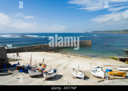 Sennen Cove avec des bateaux à l'intérieur du mur du port port sur la cale avec surf Lands End West Penwith Cornwall England UK Banque D'Images