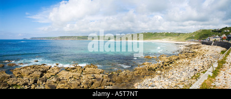 Sennen Cove et Whitesands Bay sous le soleil d'été avec ciel bleu et nuages blancs sur Lands End West Penwith Cornwall Banque D'Images