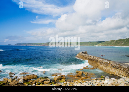 Sennen Cove Harbour Harbour wall avec surf sur un jour d'été ensoleillé Lands End West Penwith Cornwall England UK Banque D'Images