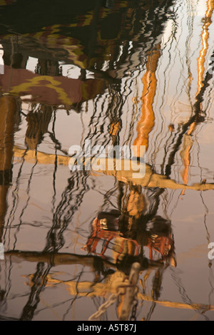 Gréement et convention du nid dans la réflexion, le Golden Hinde, South Bank, près de London Bridge, Londres, Angleterre Banque D'Images