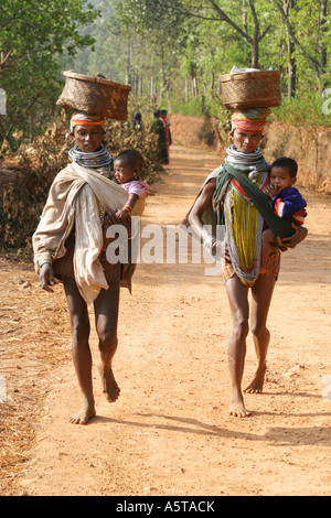 Groupe de femmes Bonda marchant vers le marché hebdomadaire du transport de charges sur leurs têtes portant des perles de couleur traditionnelle.l'Orissa en Inde Banque D'Images