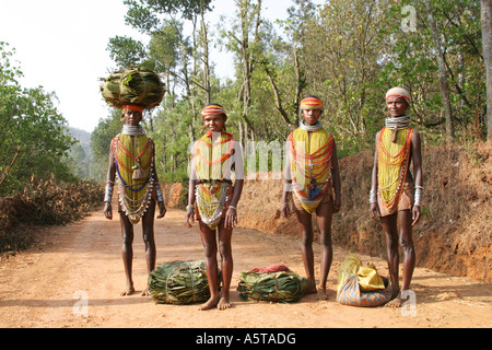 Groupe de femmes Bonda marchant vers le marché hebdomadaire du transport de charges sur leurs têtes portant des perles de couleur traditionnelle.l'Orissa en Inde Banque D'Images