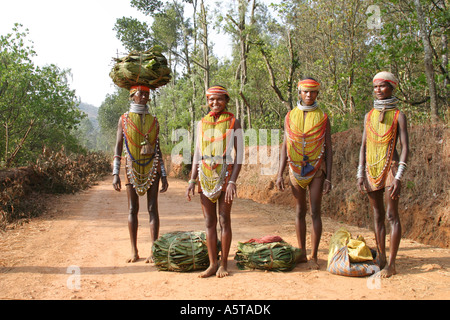 Groupe de femmes Bonda marchant vers le marché hebdomadaire du transport de charges sur leurs têtes portant des perles de couleur traditionnelle.l'Orissa en Inde Banque D'Images