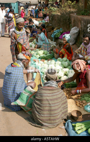 Marché hebdomadaire coloré Dongria Kondh.Orissa ,l'Inde Banque D'Images