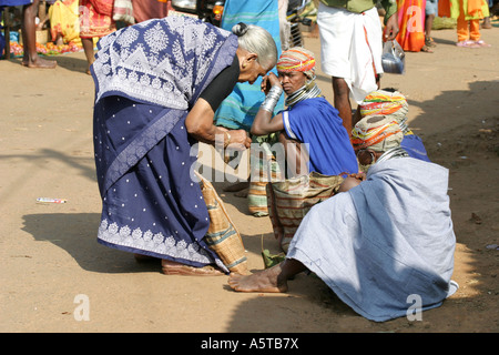 Marché hebdomadaire coloré Dongria Kondh.Orissa ,l'Inde Banque D'Images