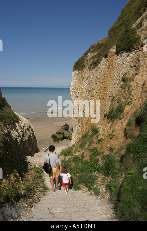 Père et fille d'aller jusqu'au bas de l'escalier de la côte à marée basse. Haute Normandie, France Banque D'Images
