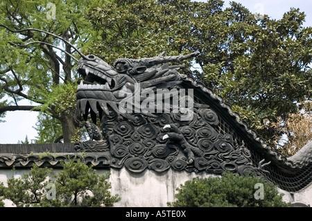 Tête de Dragon sculpté sur un mur de jardin de Yu Yuan, Shanghai Banque D'Images